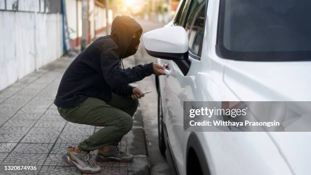 man stealing a car - rob photos et images de collection