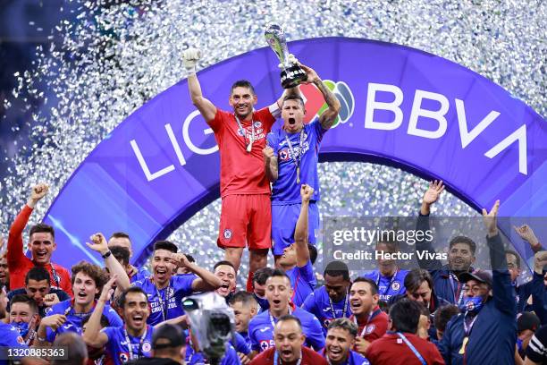 Players of Cruz Azul celebrate with the trophy after winning the Final second leg match between Cruz Azul and Santos Laguna as part of Torneo...