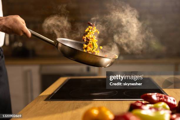 キッチンで健康的な昼食を作る認識できない人。 - wok ストックフォトと画像