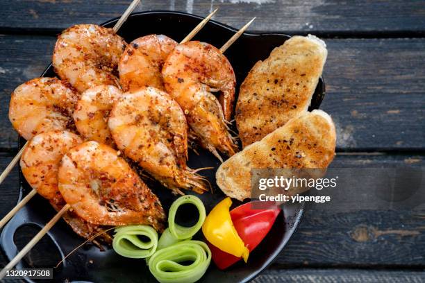 barbecue on weekends: grilled shrimp, toasted bread and vegetables - bbq shrimp stock pictures, royalty-free photos & images