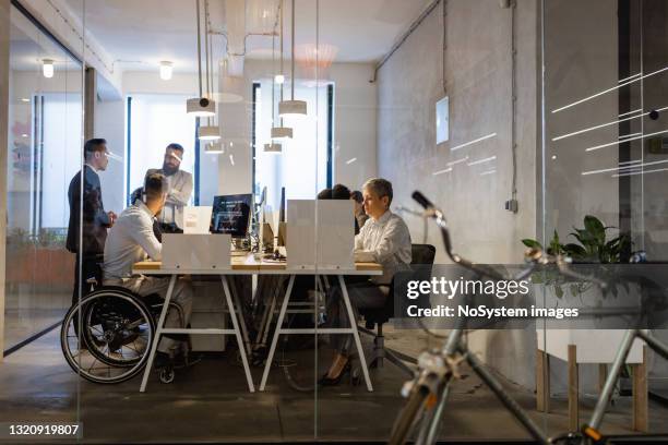 cybersecurity-experts werken aan het beschermen van bedrijven tegen digitale aanvallen - sociale kwesties stockfoto's en -beelden