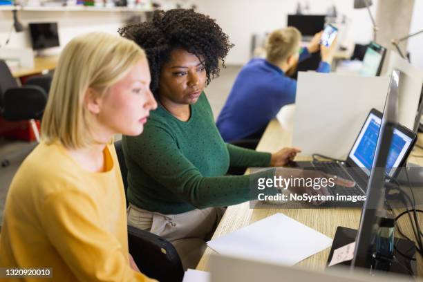 mujeres expertas en ciberseguridad que trabajan en la protección de la empresa - software antivirus fotografías e imágenes de stock