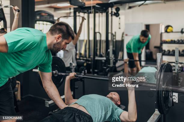 menschen, die mit fitnesstrainer trainieren - 3 gym stock-fotos und bilder