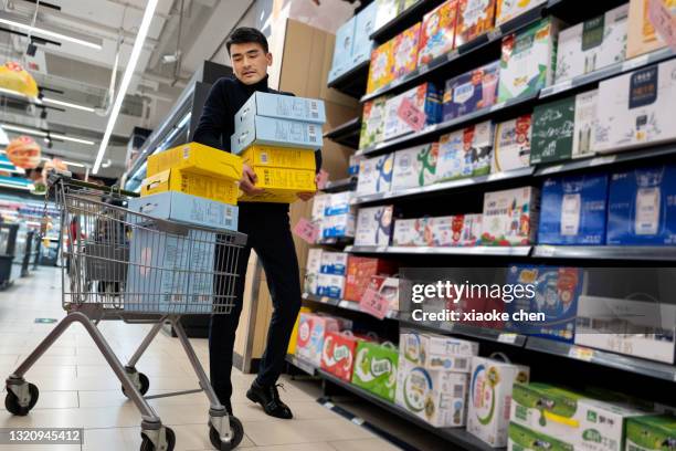 asiáticos en tiendas de conveniencia - panic buying fotografías e imágenes de stock