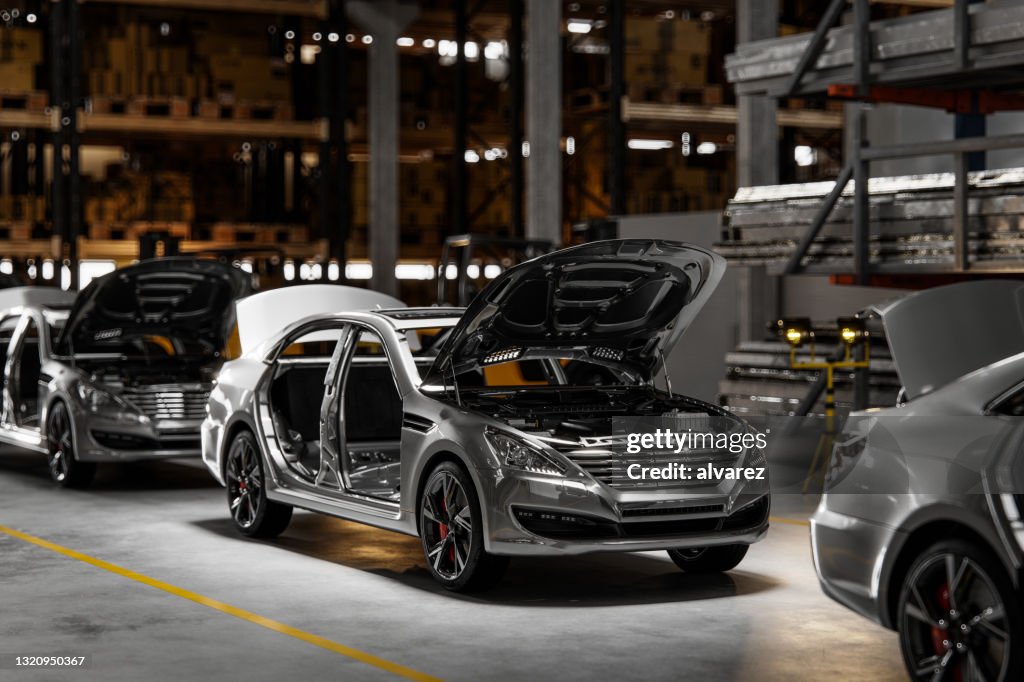 Coches en línea de montaje en planta