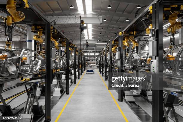 innenraum einer fahrzeugfabrik in 3d-render - storage hall stock-fotos und bilder