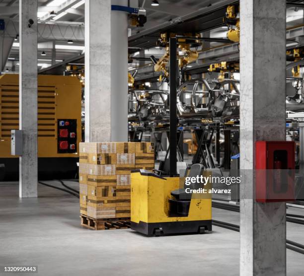 interior of a car manufacturing plant - pallet truck stock pictures, royalty-free photos & images