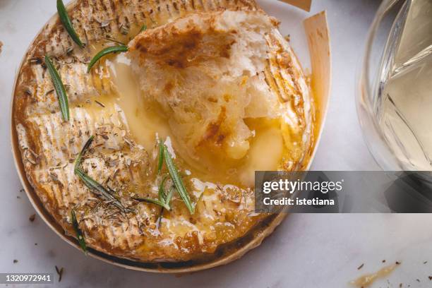 baked camembert with honey and herbs, close up - bread close up stock-fotos und bilder