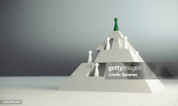 het concept van de piramide van de hiërarchie - prestatie stockfoto's en -beelden