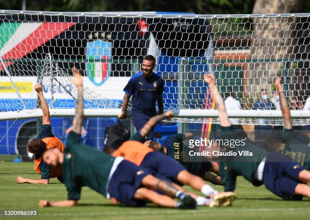 Assistant coach Italy Daniele De Rossi attends during a training session at Centro Sportivo Giulio Onesti on May 31, 2021 in Rome, Italy.