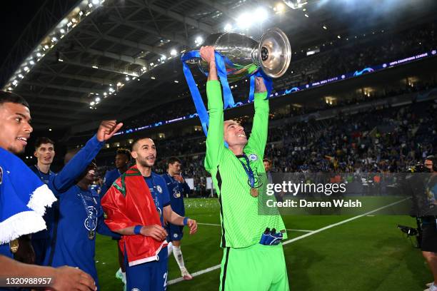 Willy Caballero of Chelsea lifts the UEFA Champions League Trophy during the UEFA Champions League Final between Manchester City and Chelsea FC at...