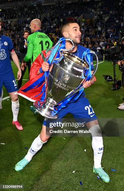 Hakim Ziyech of Chelsea lifts the UEFA Champions League Trophy during the UEFA Champions League Final between Manchester City and Chelsea FC at...