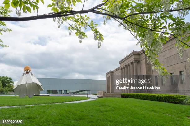 lado norte do museu de arte nelson-atkins em kansas city missouri - shuttlecock - fotografias e filmes do acervo