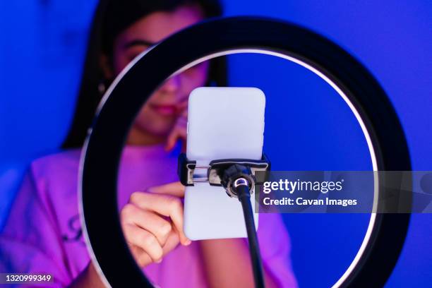 anonymous teen blogger using smartphone - trabalho de entretenimento - fotografias e filmes do acervo