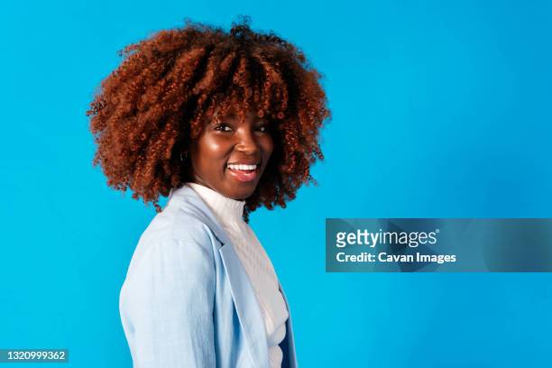 portrait of a beautiful young black businesswoman - einfarbig stock-fotos und bilder
