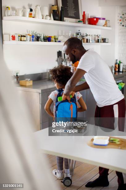 vater packen schule mittagessen für seine tochter - schoolbag lunchbox lunch stock-fotos und bilder