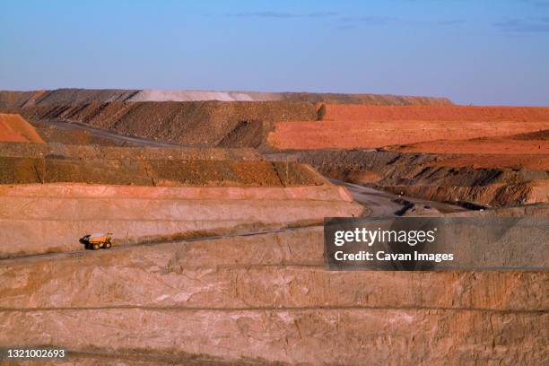 mining truck climbs out of the super pit gold mine, western australia - western australia fotografías e imágenes de stock