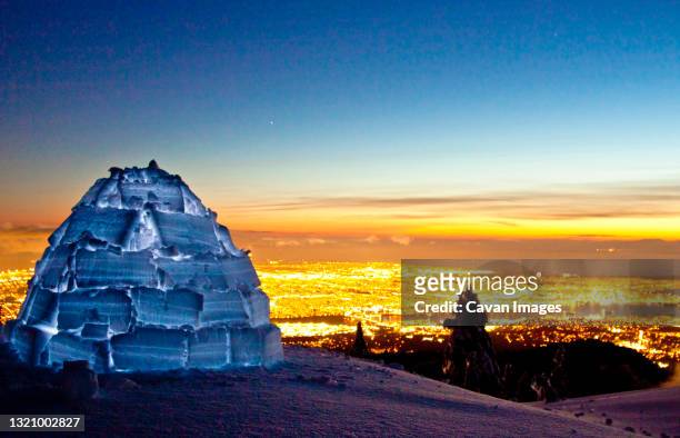 igloo on mountain summit above city lights of vancouver, canada. - photopollution stock-fotos und bilder