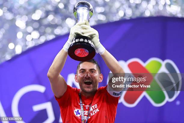 Jesus Corona of Cruz Azul lifts the champion's trophy at the end of the Final second leg match between Cruz Azul and Santos Laguna as part of the...