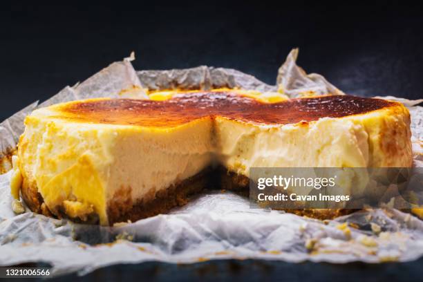 creamy baked parmesan ricotta cheesecake - cheesecake white stockfoto's en -beelden