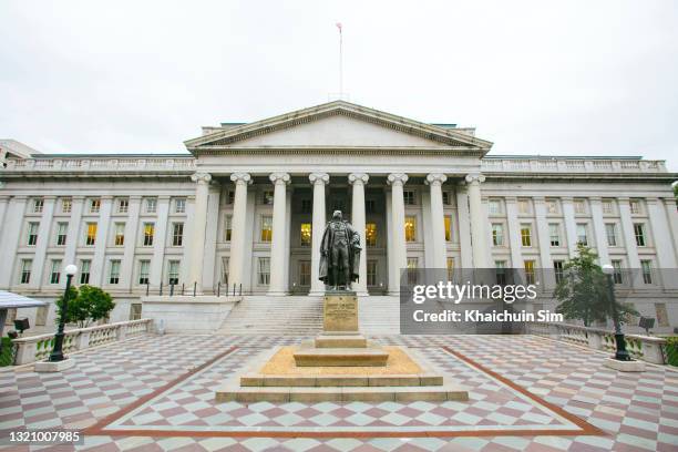 treasury department building washington dc - ministerie van financiën stockfoto's en -beelden