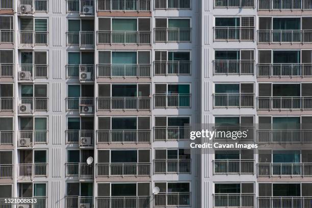 residential high rise building in seoul - apartment exterior ストックフォトと画像