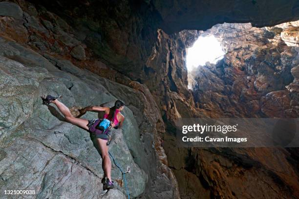 climbing out of the anxiety state crisis cave at crazy horse buttress - espeleología fotografías e imágenes de stock