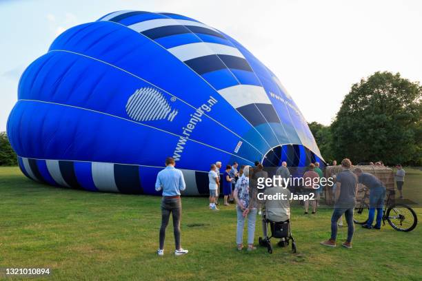 el equipo de globos aerostáticos está inflando el globo con aire frío - ballonvaart fotografías e imágenes de stock