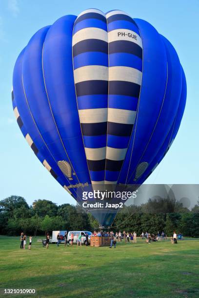 globo aerostático con pasajeros en canasta justo antes de despegar - ballonvaart fotografías e imágenes de stock
