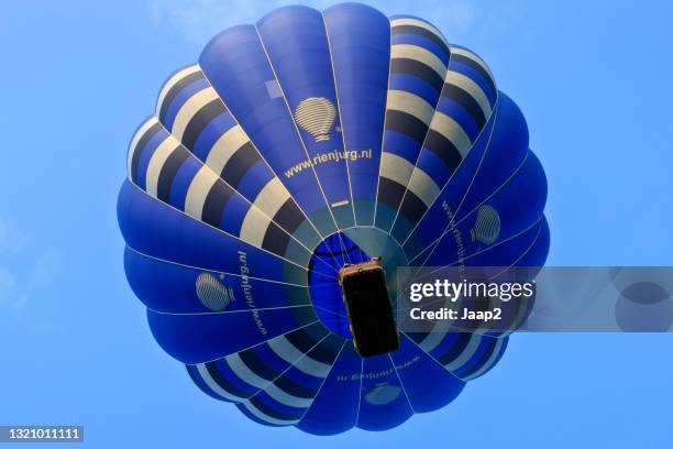 globo aerostático con pasajeros acaba de despegar - ballonvaart fotografías e imágenes de stock