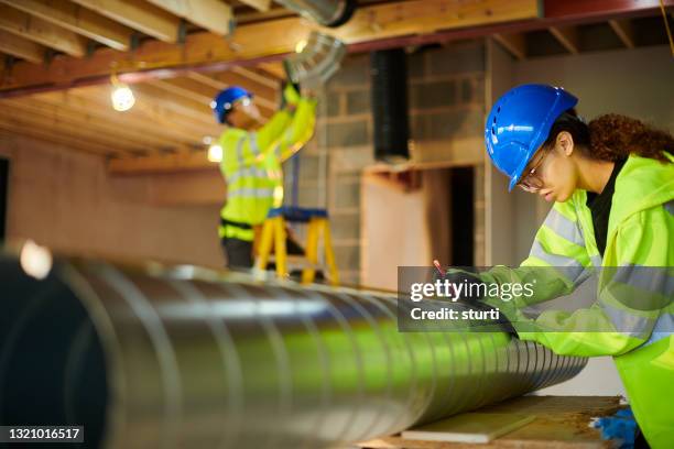 air conditioning duct install - air conditioner technician stock pictures, royalty-free photos & images