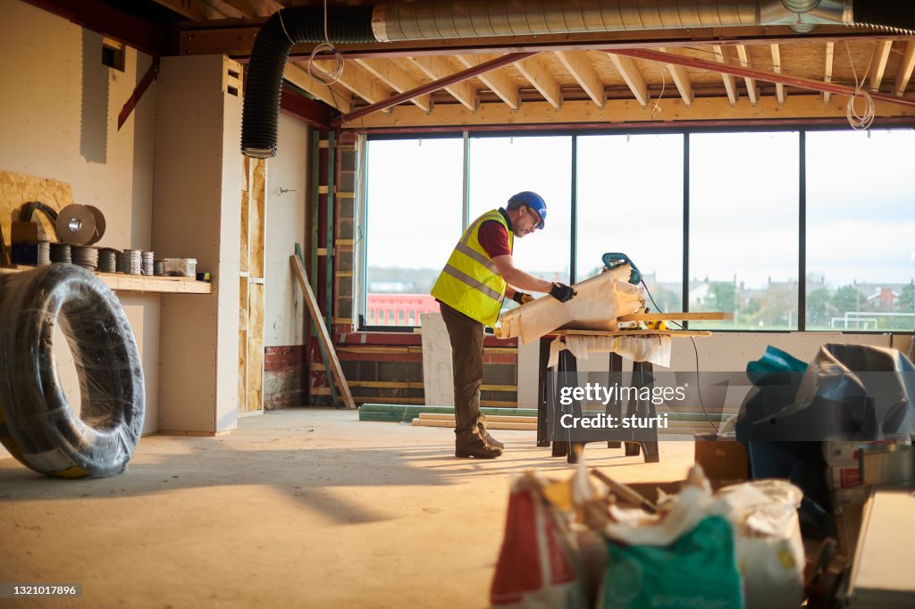 Bauherr überprüft seine Pläne