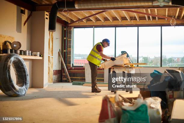 bouwer die zijn plannen controleert - building contractor stockfoto's en -beelden