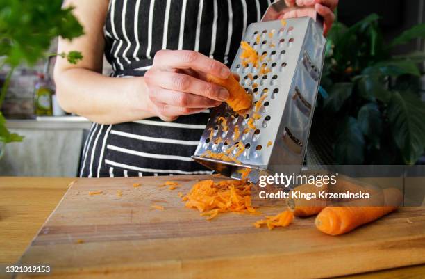 grated carrot - rallado fotografías e imágenes de stock