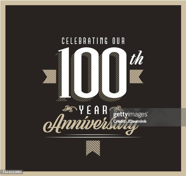 ilustraciones, imágenes clip art, dibujos animados e iconos de stock de diseño retro y vintage de la etiqueta de 100 años sobre fondo negro - centenario