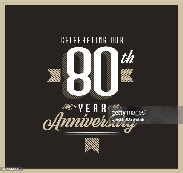 ilustraciones, imágenes clip art, dibujos animados e iconos de stock de diseño retro y vintage de la etiqueta del aniversario de 80 años sobre fondo negro - aniversario