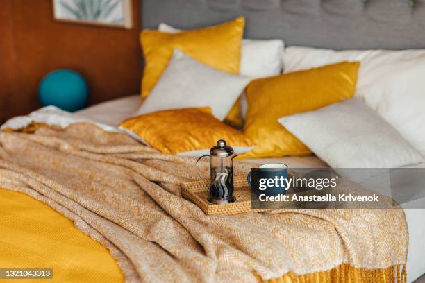 wood tray with tea on orange bed. - bedclothes fotografías e imágenes de stock