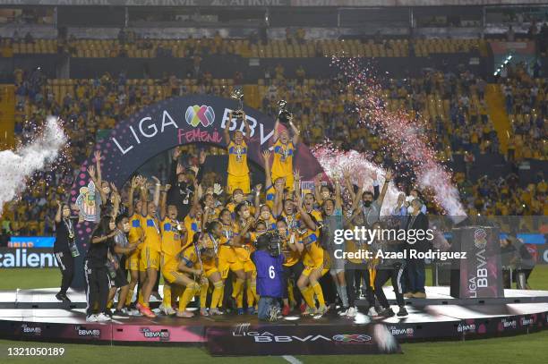 Players of Tigres celebrate with the trophy after winning the Final second leg match between Tigres UANL and Chivas as part of the Torneo Guard1anes...