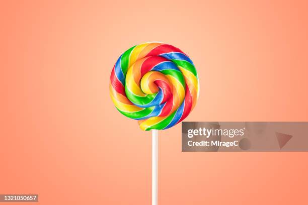 rainbow striped candy lollipop - süßigkeit stock-fotos und bilder