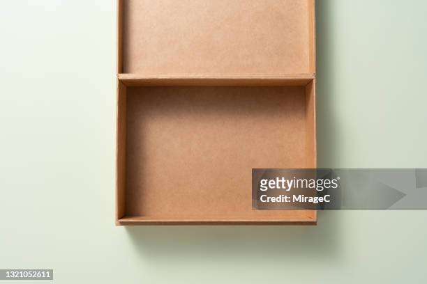 opened plain cardboard gift box - boxen stock-fotos und bilder