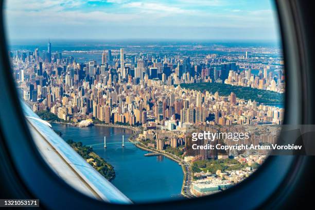 new york seen from the airplane - aeroplane window stockfoto's en -beelden