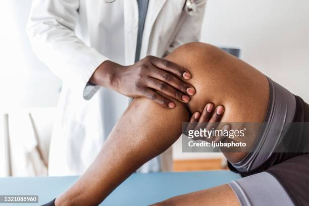doctor consulting with patient knee problems physical therapy concept - women sport injury imagens e fotografias de stock