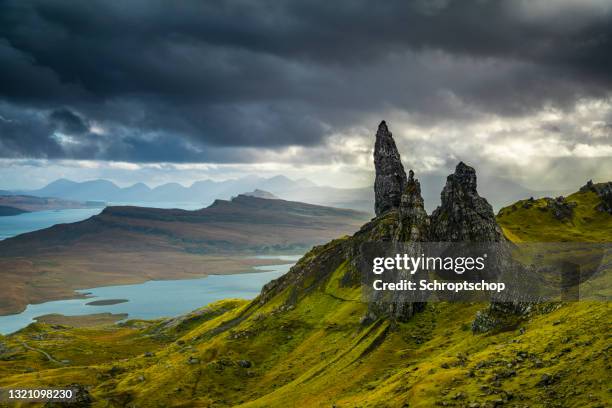 schotland - oude mens van storr - skye stockfoto's en -beelden