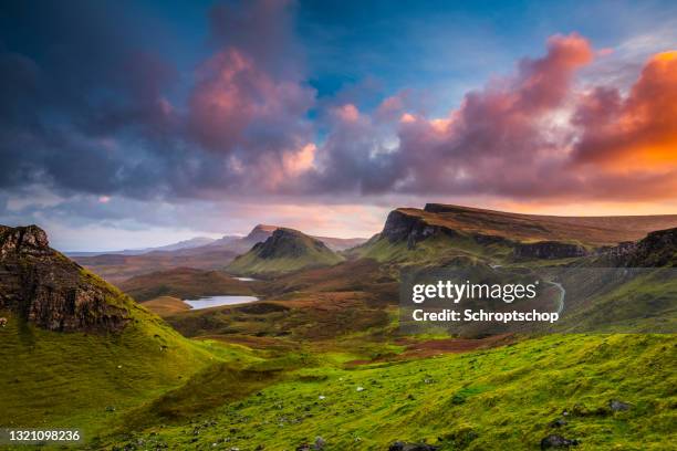 sonnenuntergang auf der insel skye in schottland - insel skye stock-fotos und bilder