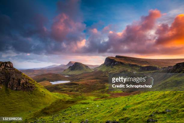 coucher de soleil au quiraing sur l’île de skye en écosse - région des highlands photos et images de collection