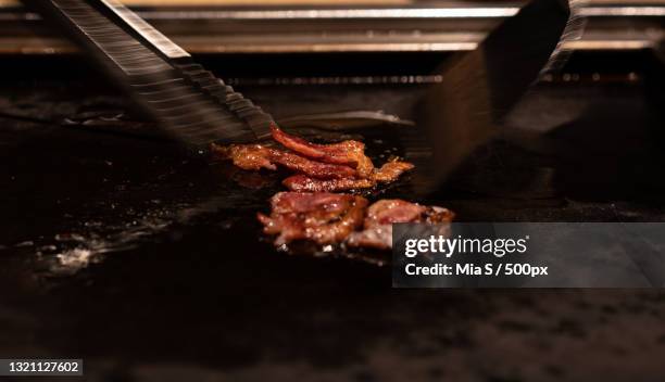 close-up of meat on barbecue grill,hong kong - heat vs kong s imagens e fotografias de stock