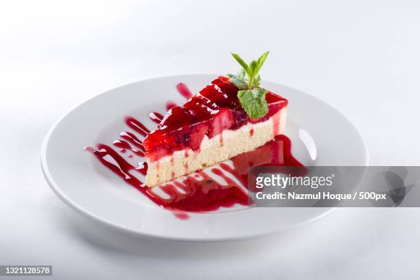 close-up of cake in plate on white background - cheesecake white stockfoto's en -beelden