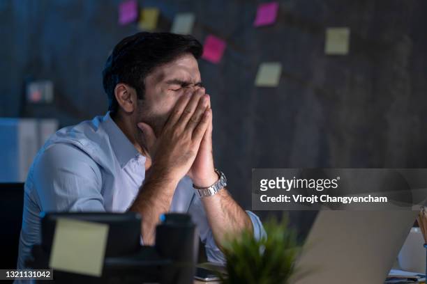young businessman gape during late night at work - yawn office stock pictures, royalty-free photos & images