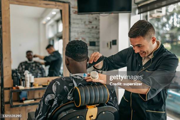 stijlvol kapsel krijgen - barbers stockfoto's en -beelden