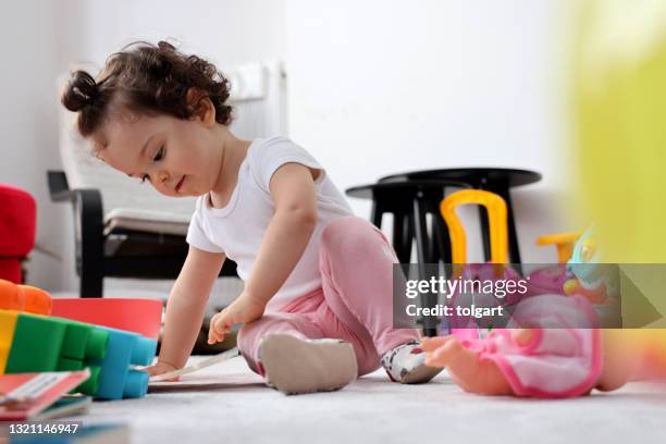 het meisje dat van de baby met haar speelgoed speelt - lesseps stockfoto's en -beelden